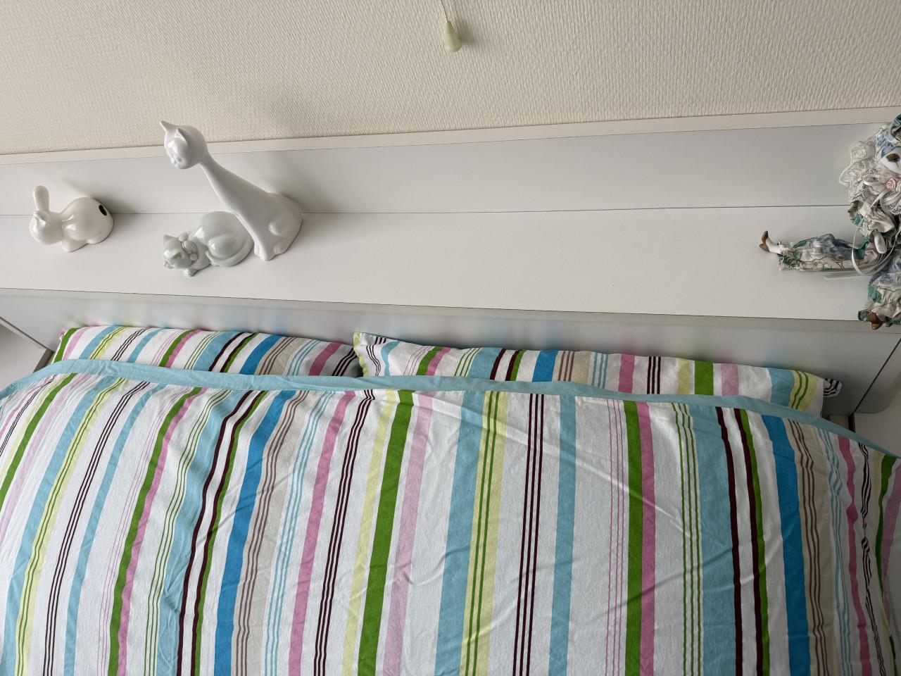 Ledikant, 2 Matrassen, 2 Lattenb 2 Nachtkastjes, Spiegel met ombouw.