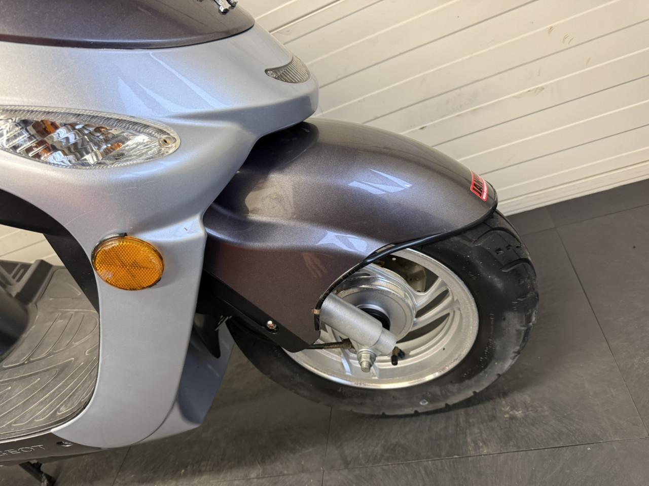 Nette en goed onderhouden Peugeot V-clic! Incl. beurt en garantie!