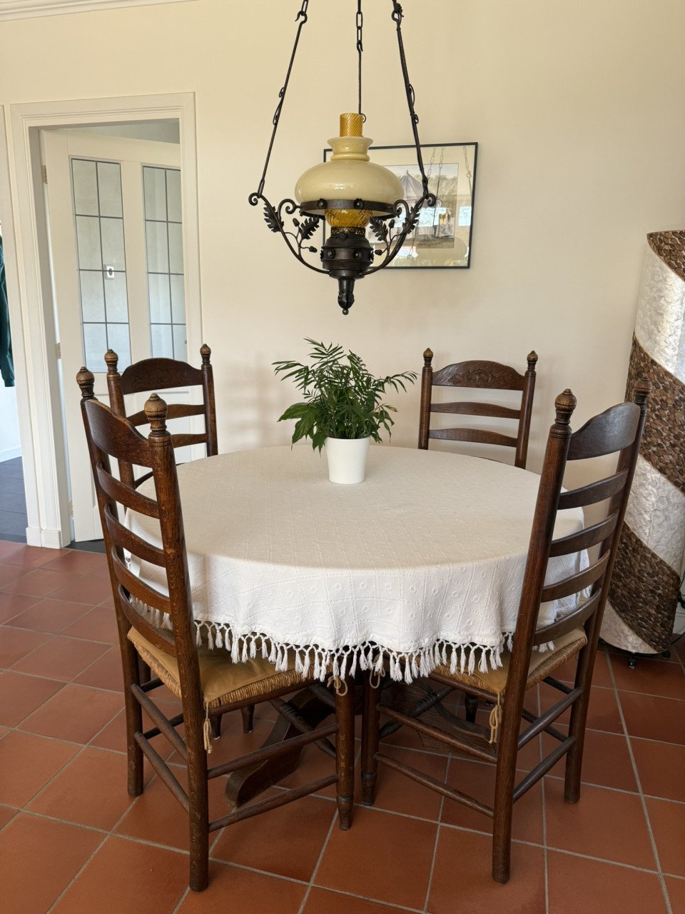 Te koop aangeboden: ronde tafel en 4 bijpassende stoelen
