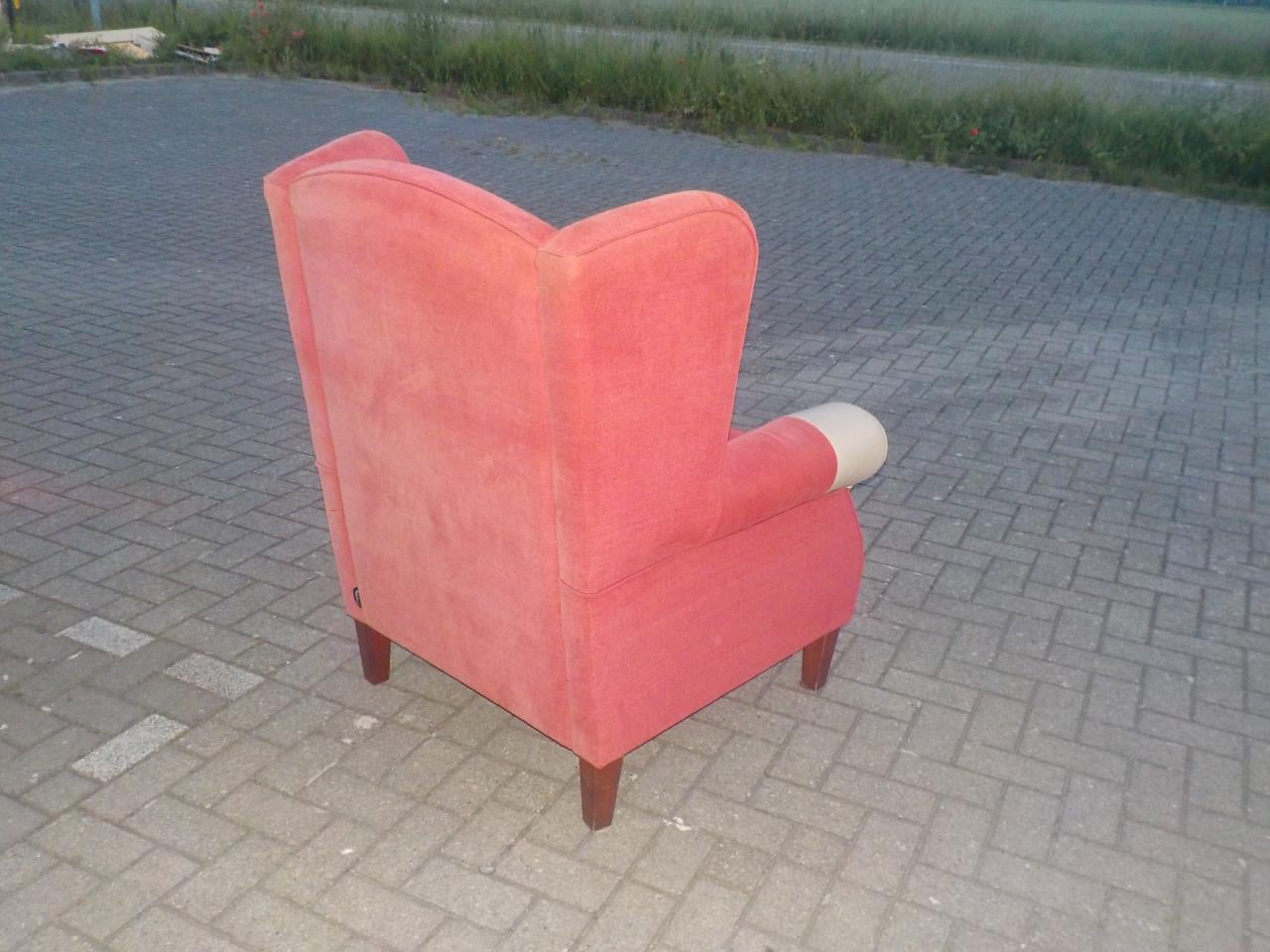 Mooie kwaliteit stoffen oorfauteuil met leren handgreep in goede staat