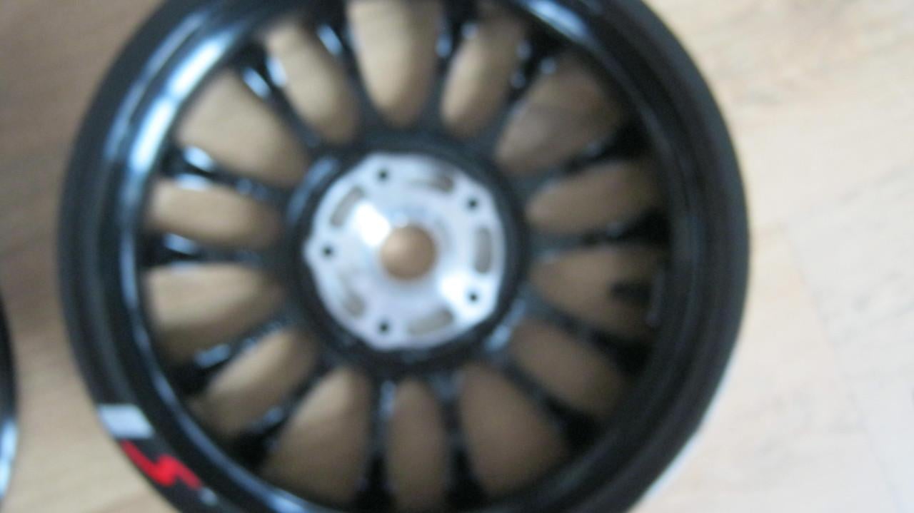 TE KOOP VESPA IGET WIELEN MET BANDEN NIEUW