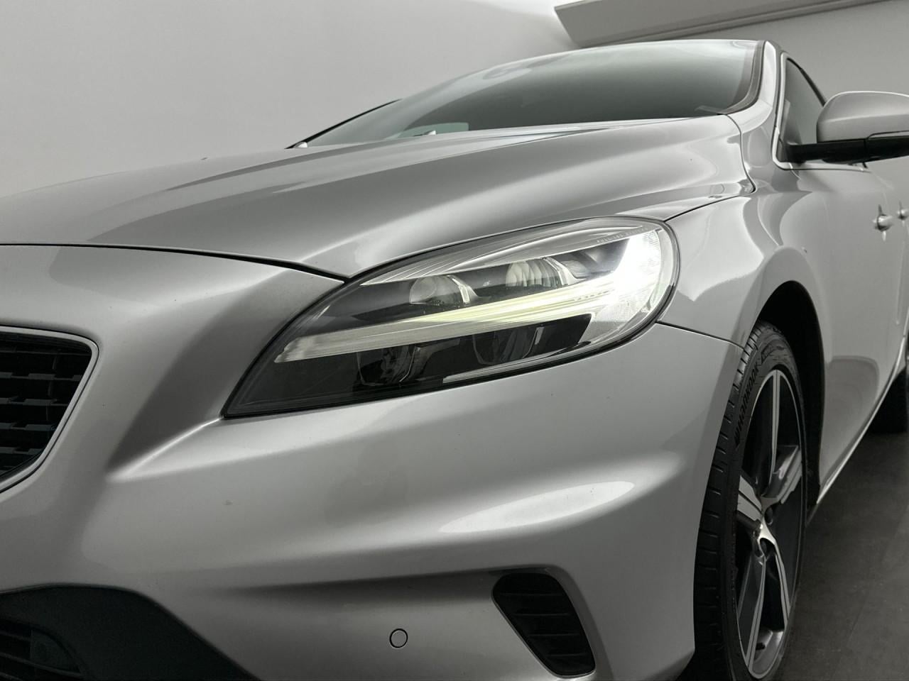 Volvo V40 2.0 T2 R-Design - FULL LED - DEALER OND - NAVI