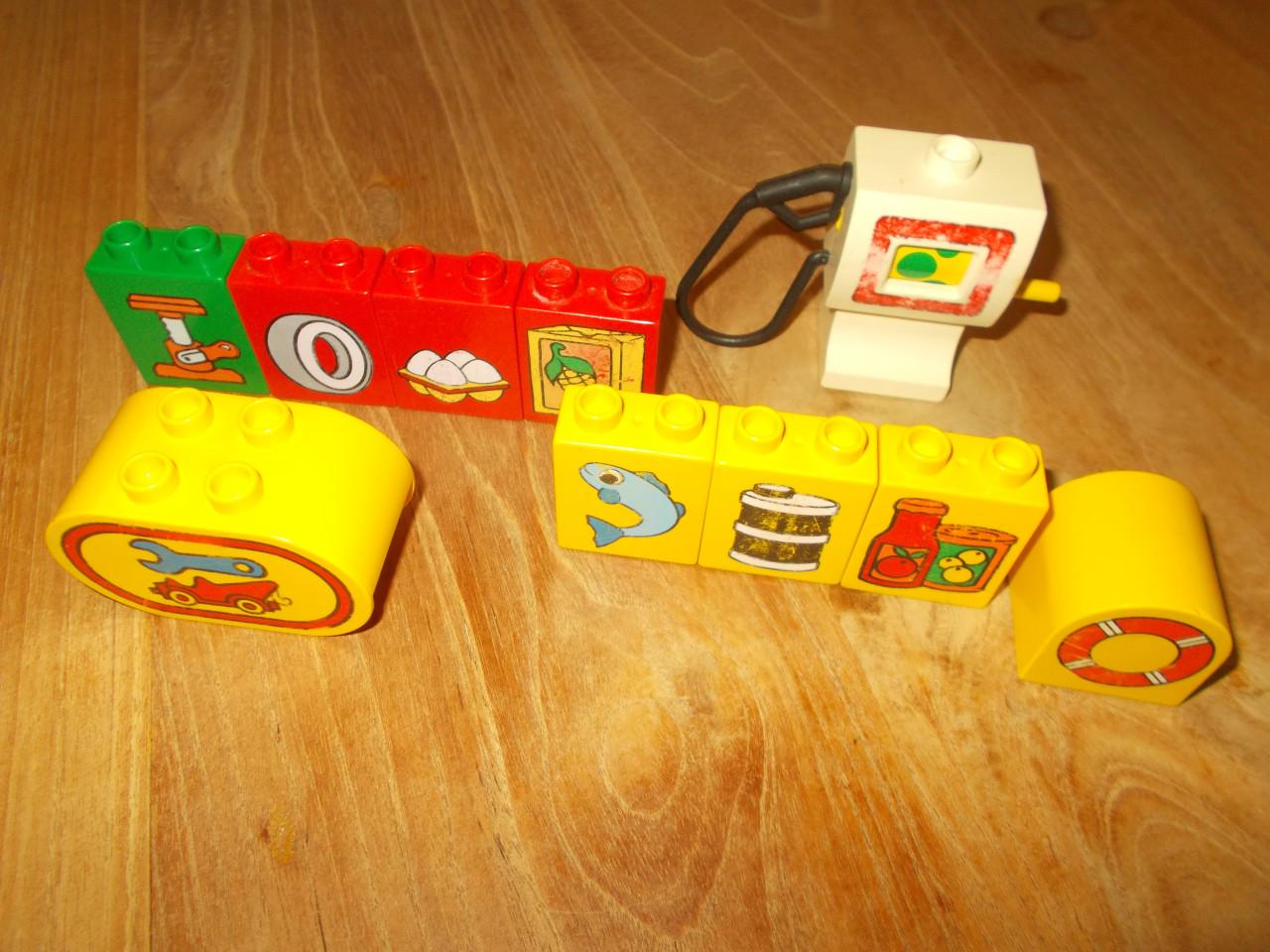 Lego Duplo - Auto's, bootje, figuren, benzine pomp, etc.