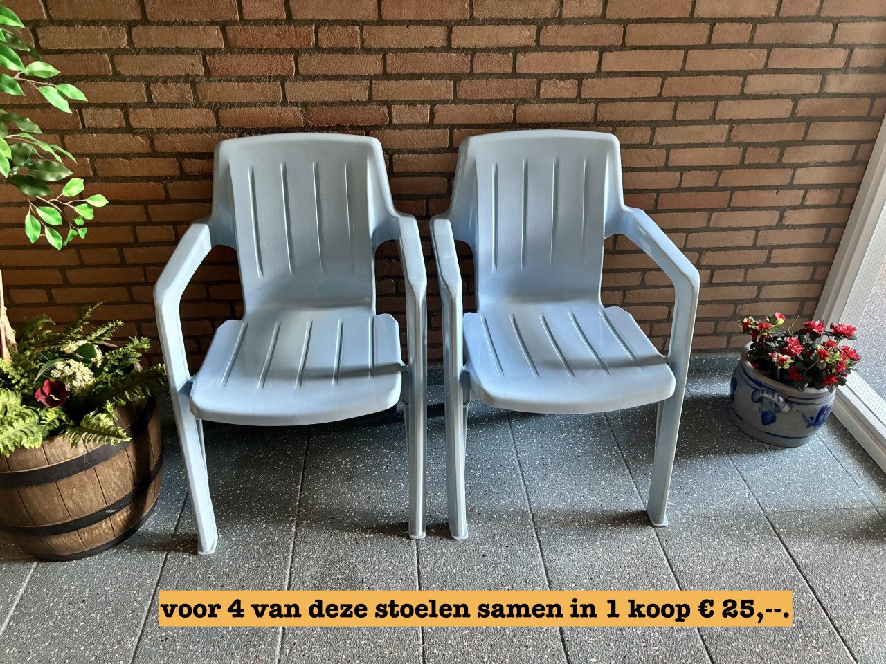 Mooie buitenstoelen lichtblauw, mooi, als nieuw