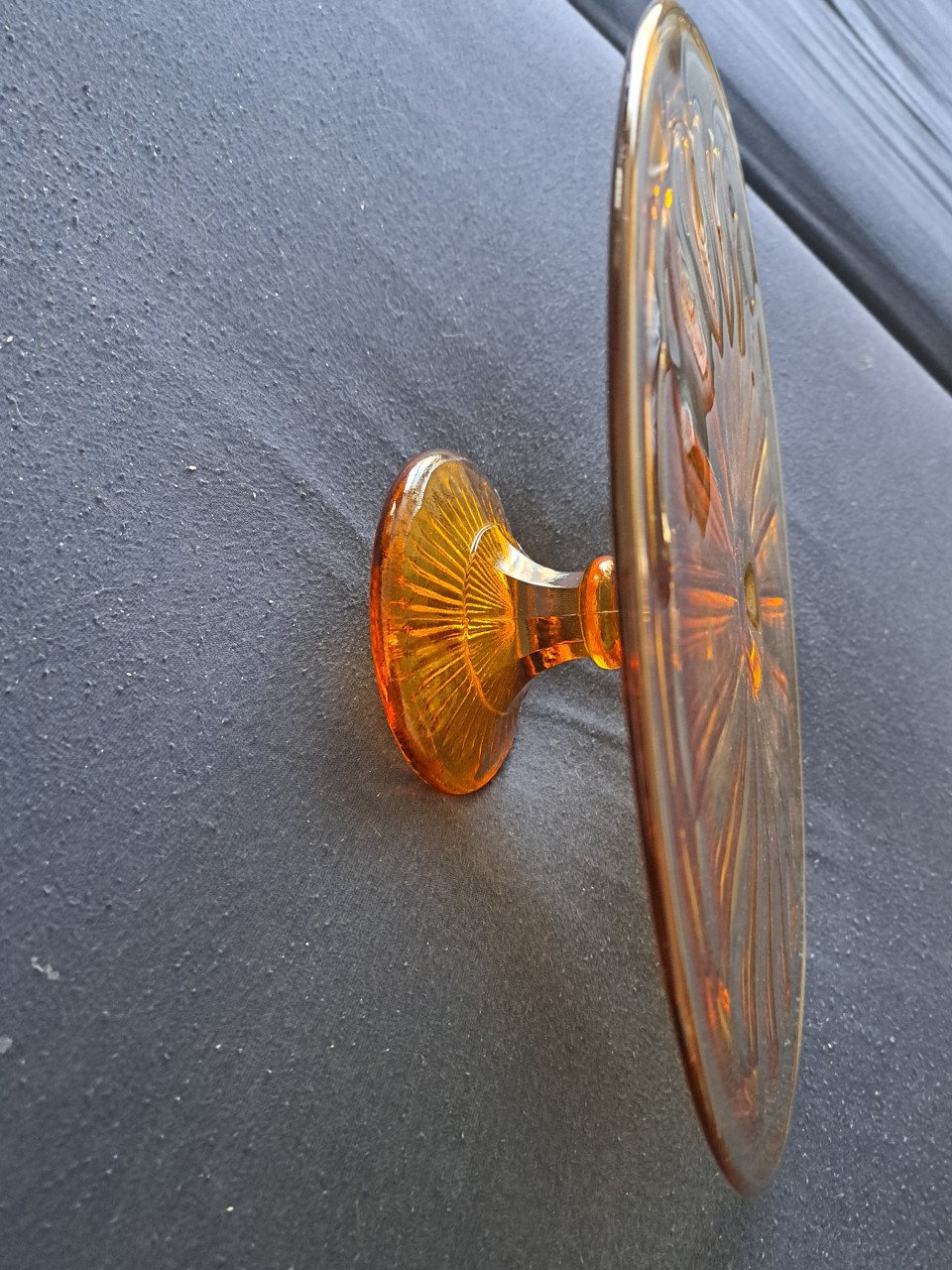 Taartenstandaard van glas, amber glas, etagère.