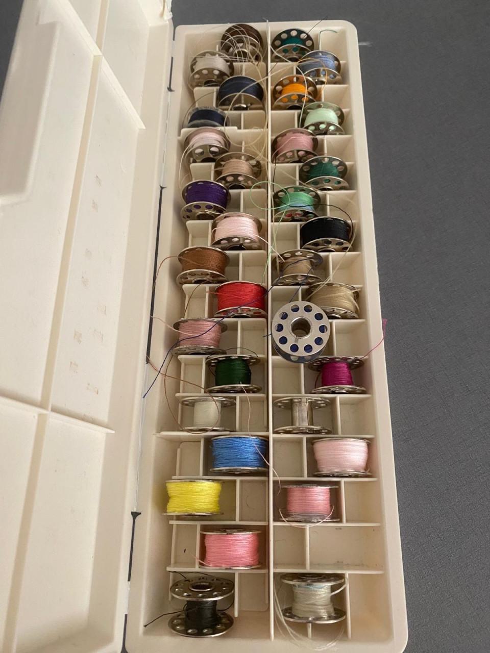 Doos met naaimachine spoeltjes