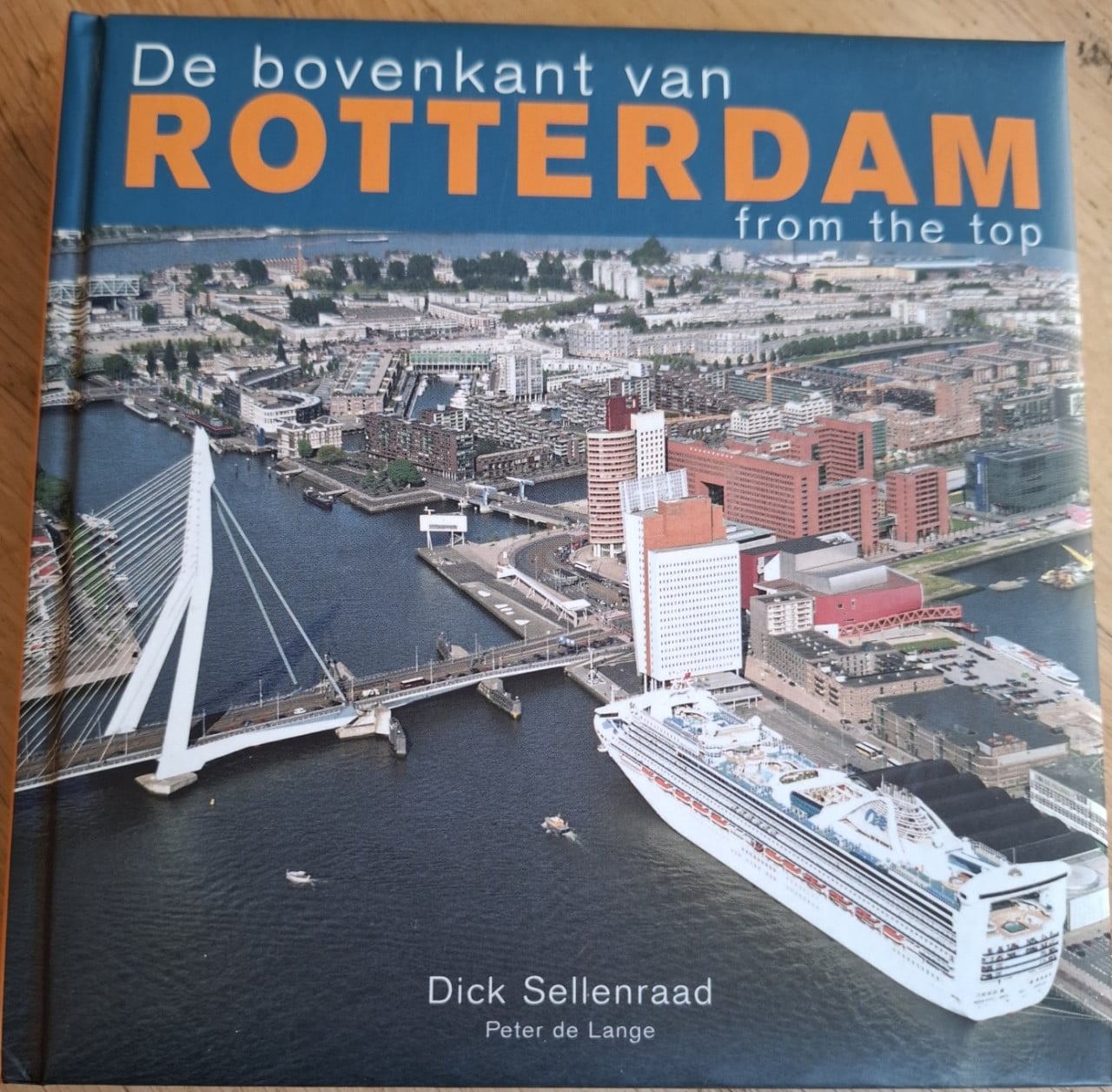 De bovenkant van Rotterdam, door Peter de Lange en Dick Sellenraad