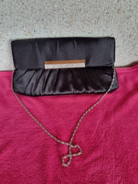Zwart satijnen clutch