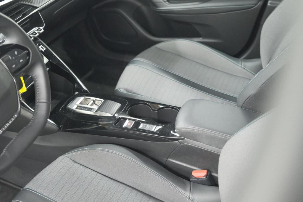 Peugeot 2008 puretech 130 eat8 allure | camera | navigatie | parkeersensore