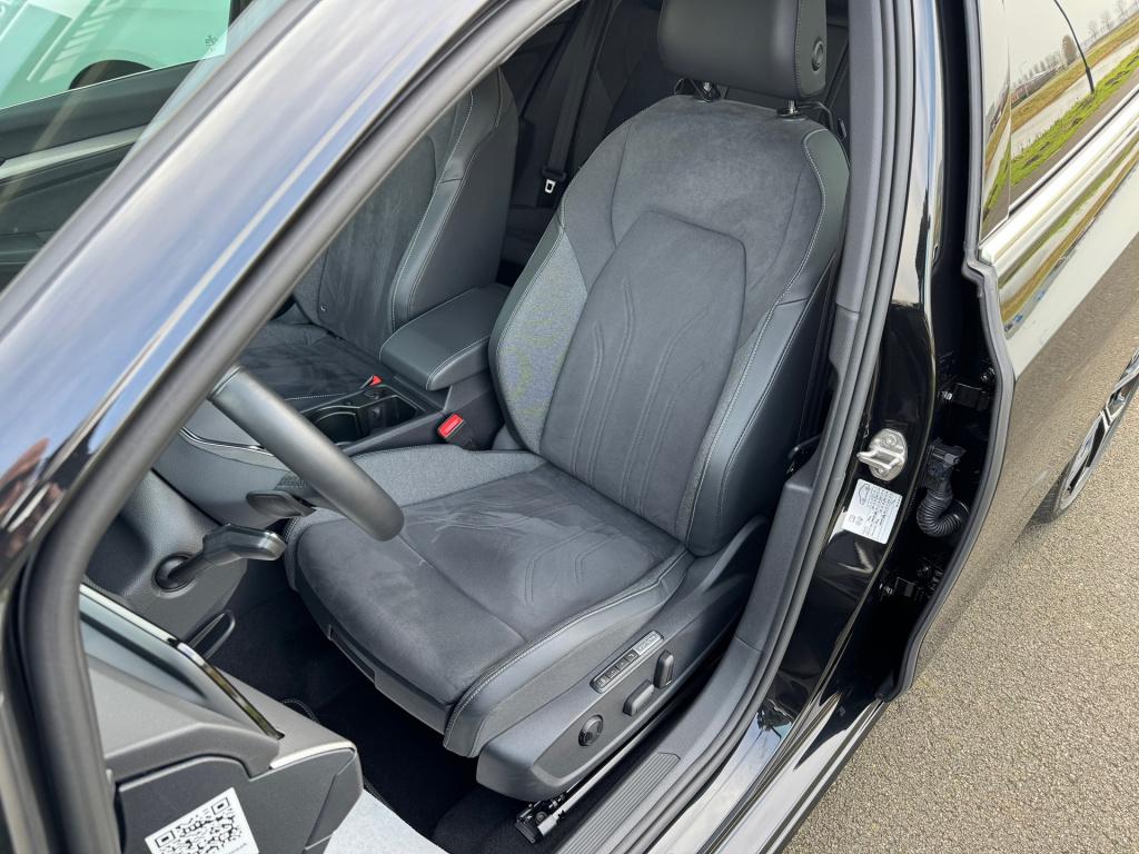 Volkswagen Golf 1.5 ehybrid 50 edition automaat , elektrische voorstoelen, 