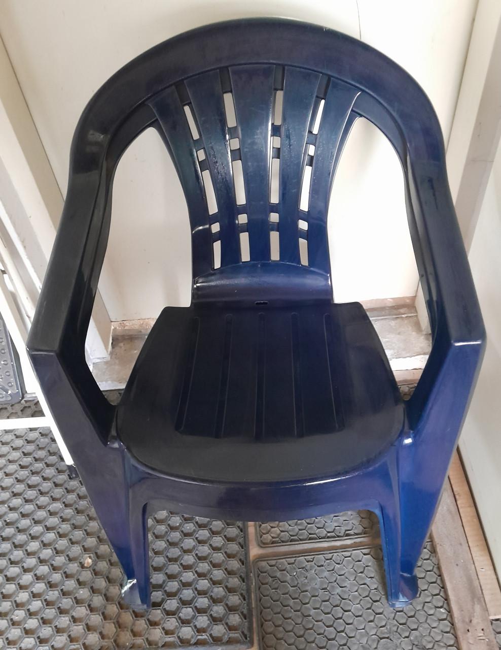 2 kunststof tuinstoelen