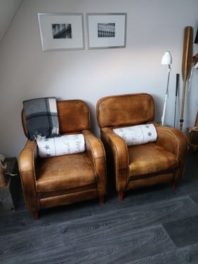 Stoelen bruin lederen, zg 'clubjes'.