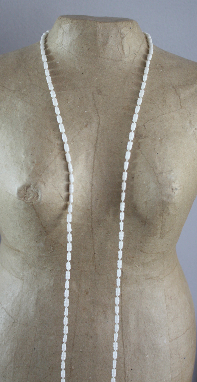 Witte ketting met kuststof kralen