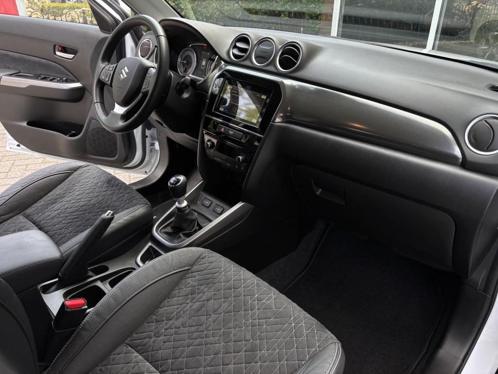 Suzuki Vitara 1.4 boosterjet style smart hybrid