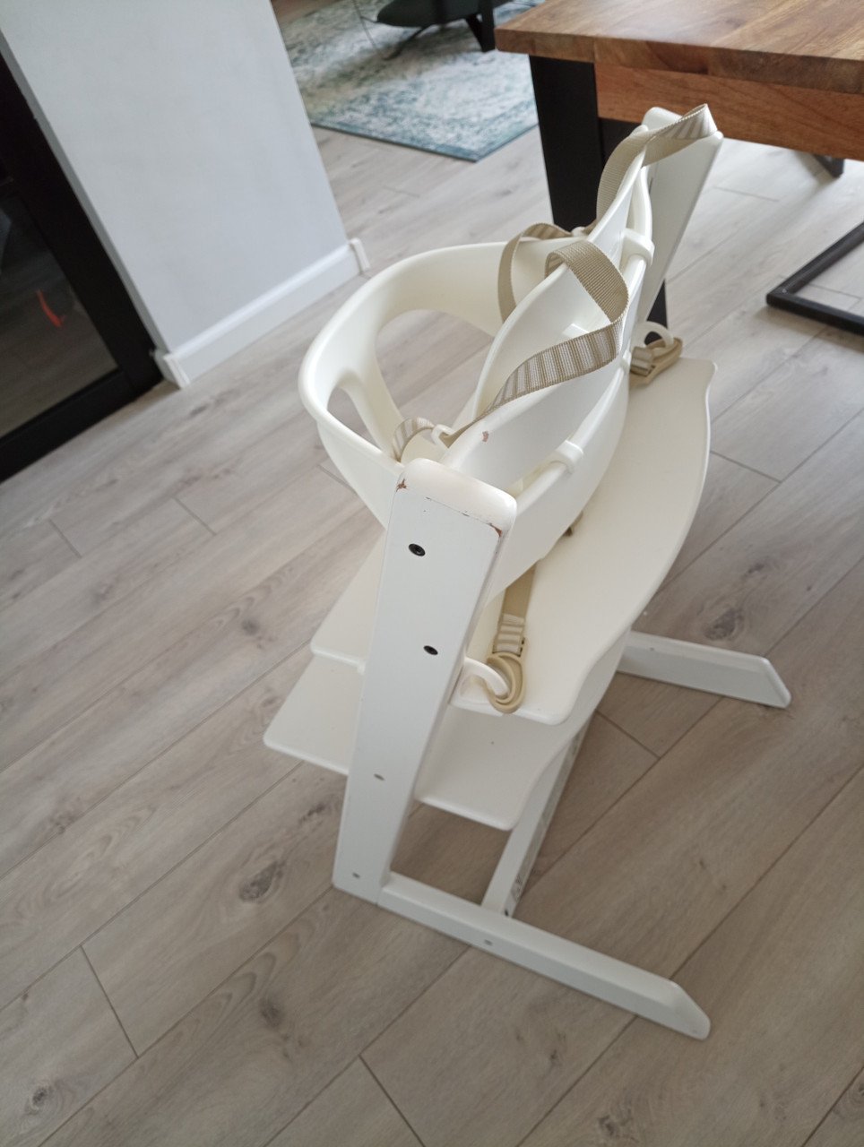 Witte stokke stoel inclusief riem en babyset