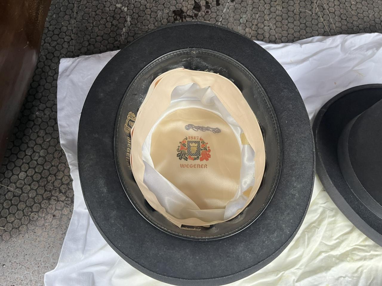 2 Zwarte hoge hoeden Wegener en Elite