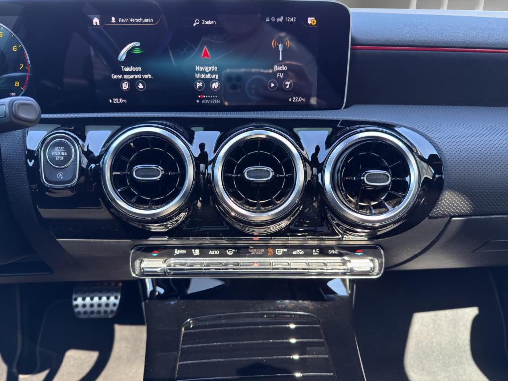 Mercedes-Benz A-Klasse 180 business solution amg pano | stoelverwarming | 1