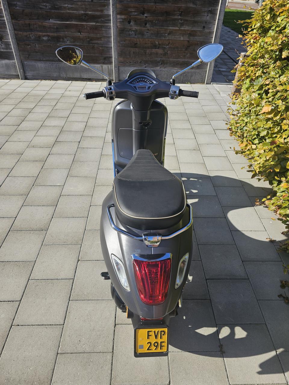 Zeldzame Vespa Sprint 2takt bj 2017 met maar 11000 km