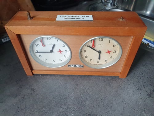 Leuke vintage analoge schaakklok van het duitse merk garde...