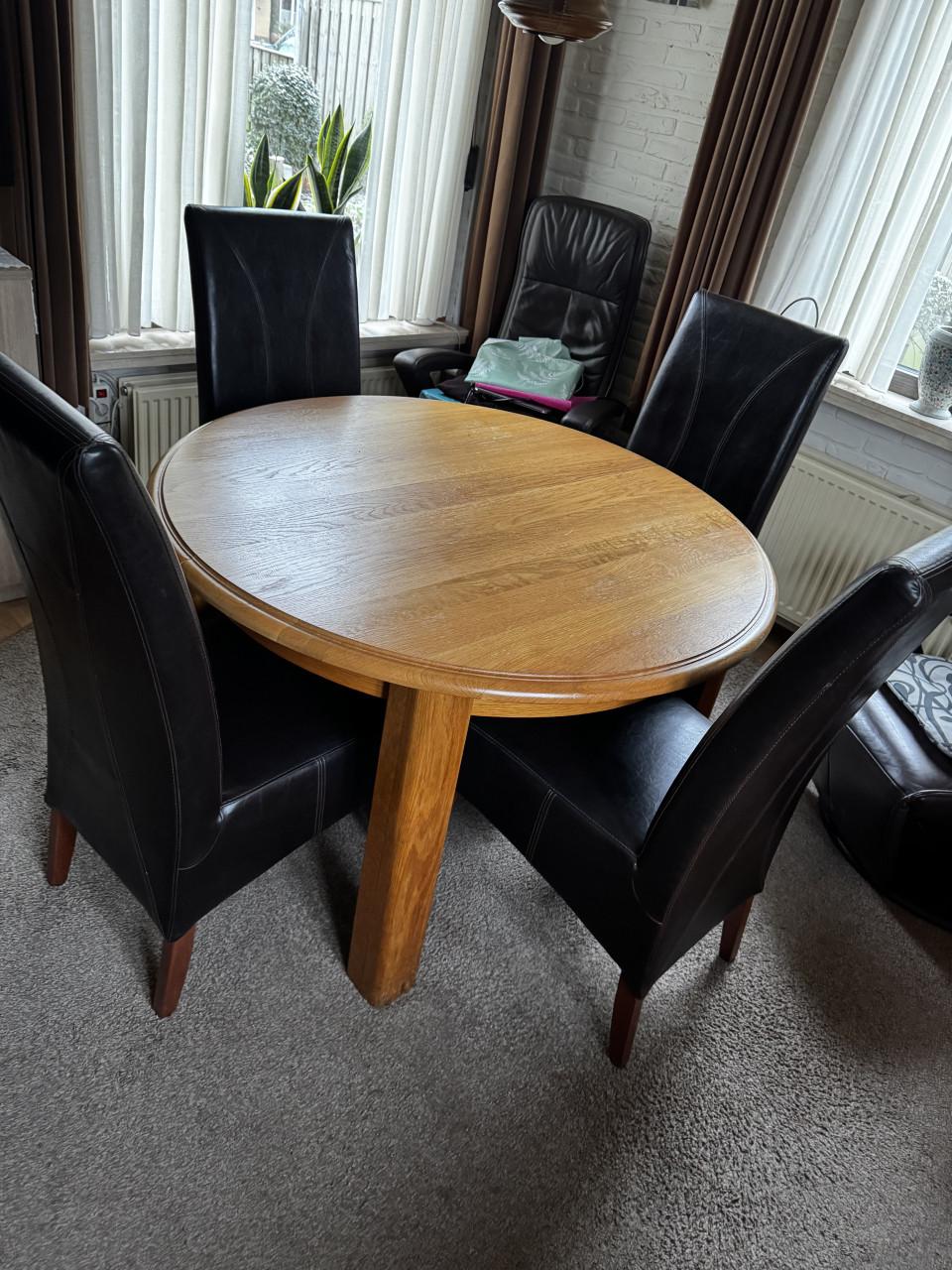 Massief eiken tafel uitschuifbaar inclusief stoelen