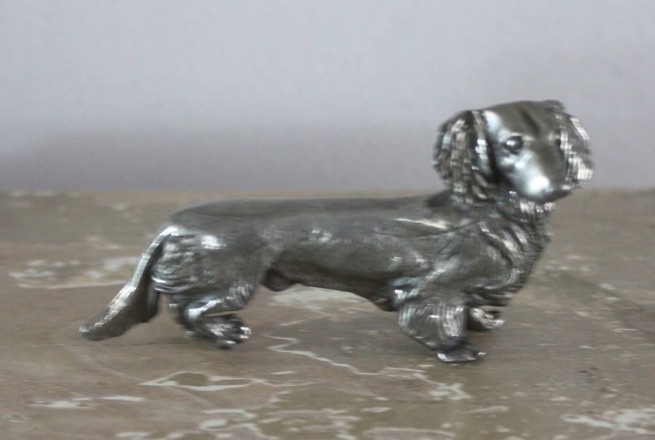 Metalen zilverkleurig tekel beeldje