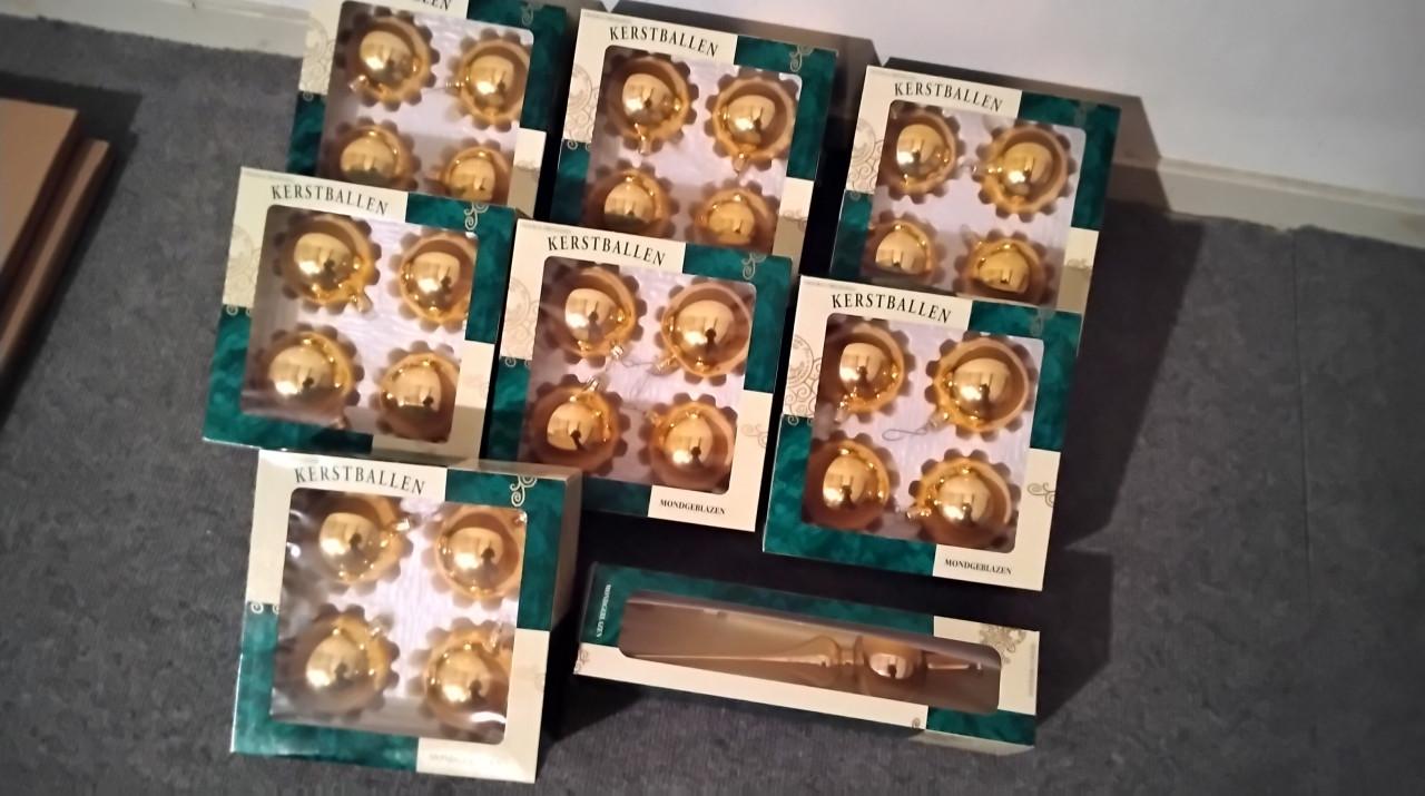 Kunstboom en kerstballen. Gratis