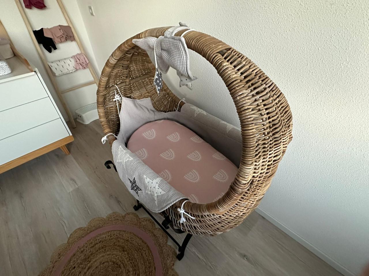 Céline wieg met matrasje en bekleding