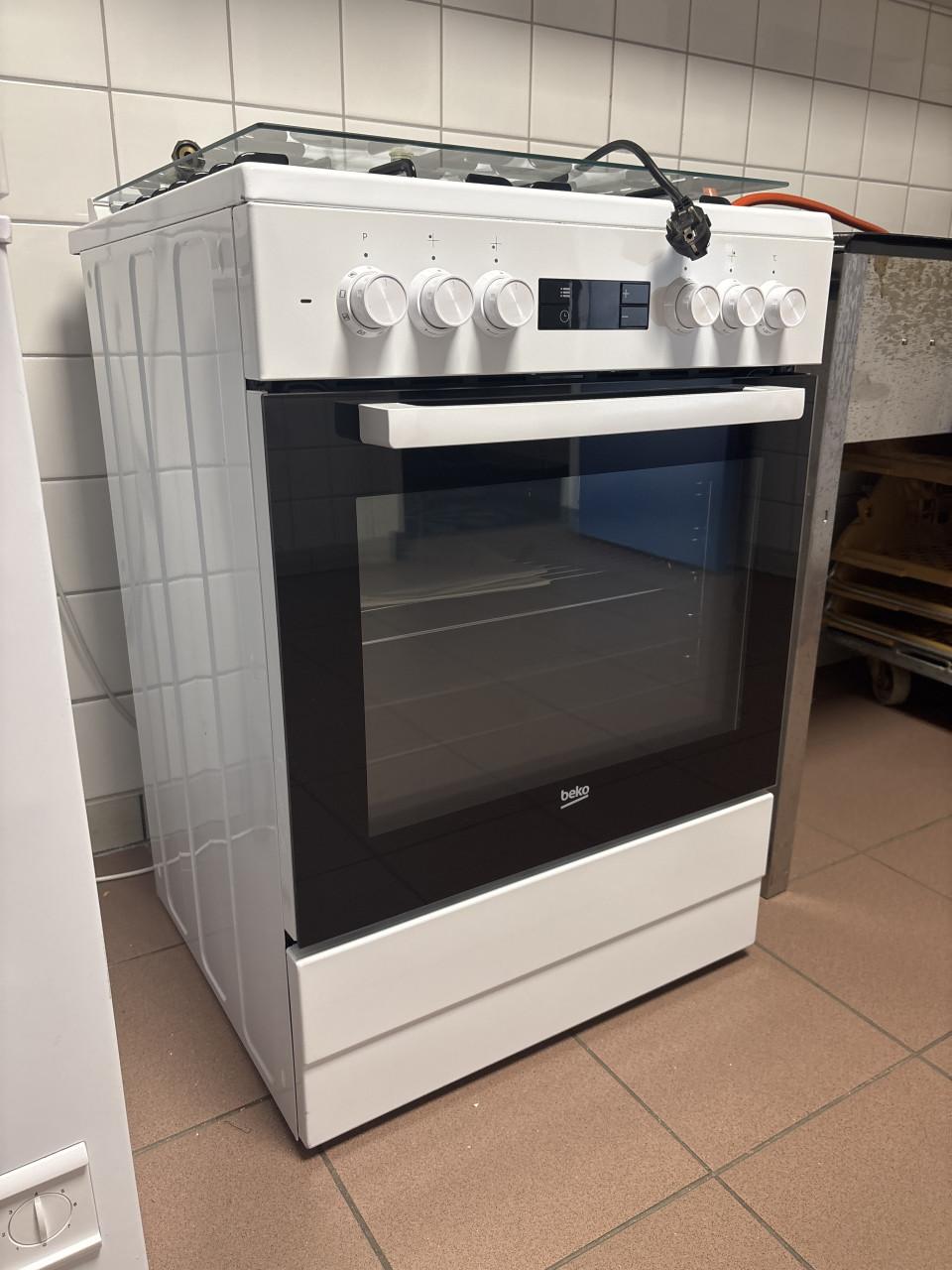 Beko gasfornuis en oven, nooit gebruikt.