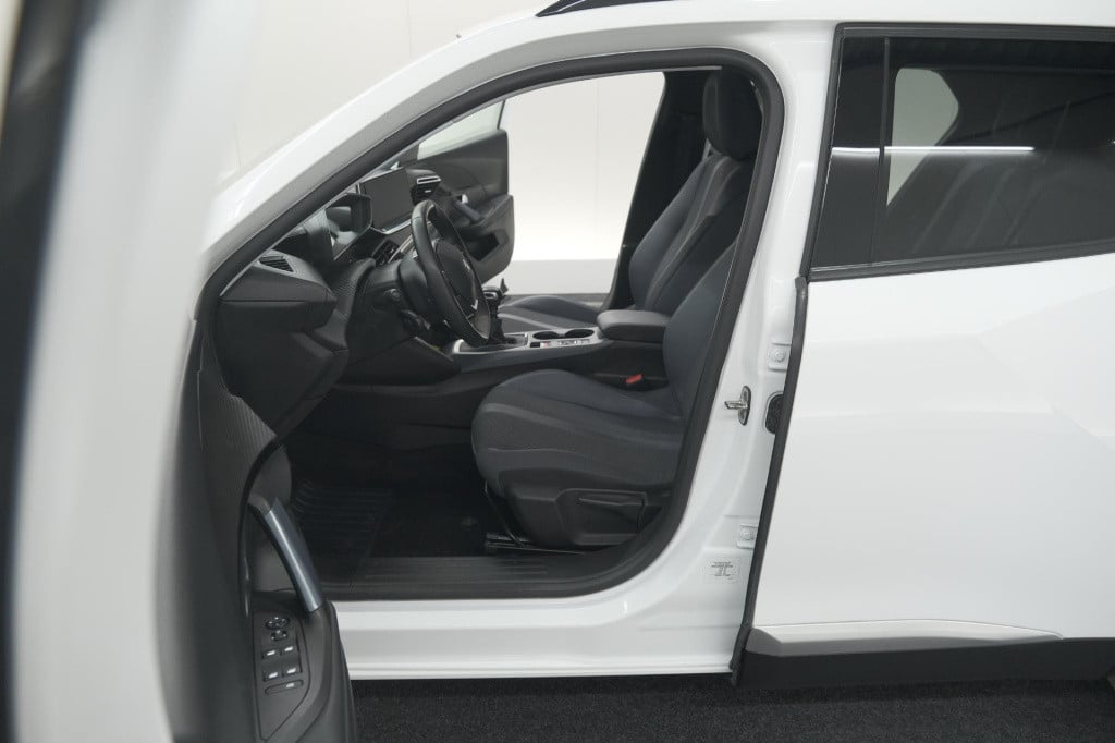 Peugeot 2008 puretech 130 allure | trekhaak | camera | navigatie | parkeers
