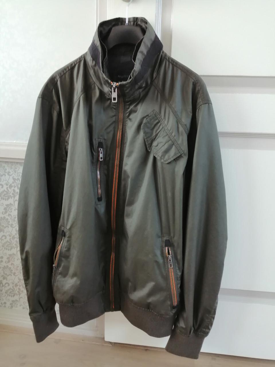 ZGAN:   MOOI EN NET SPORTIEF  HERFST JACK.  DONKER GROEN.  L /XL