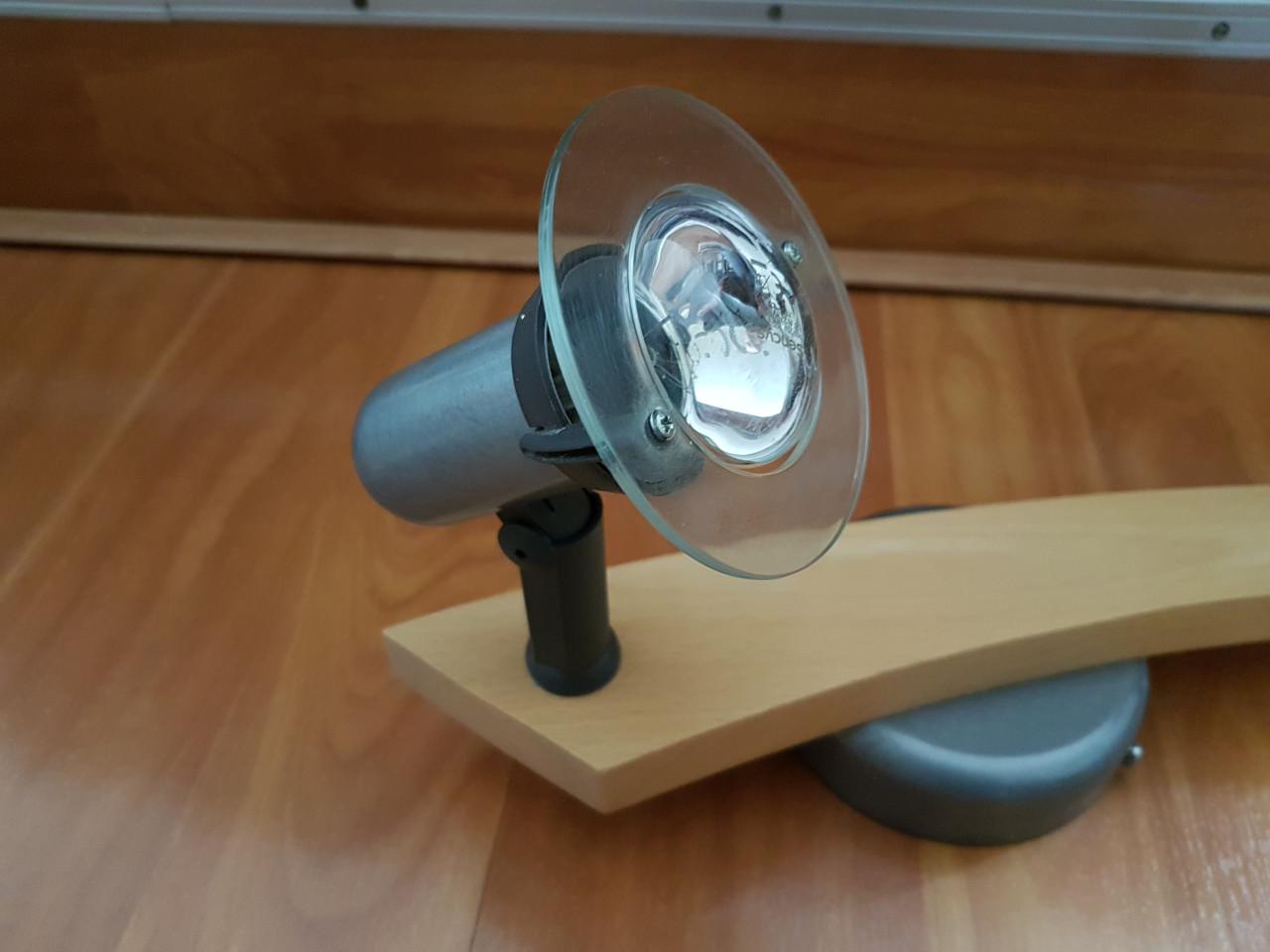 Plafondlamp met spotjes.