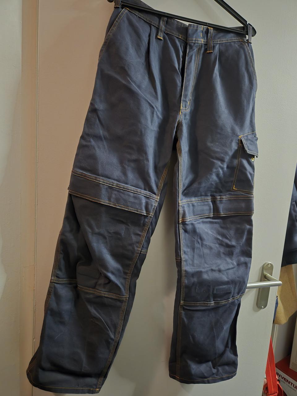 Mascot Multisafe Visp werkjas Mt M en werkbroek Maat 48 in donkerblauw..