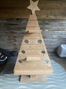Houten kerstboom en paasei hand gemaakt