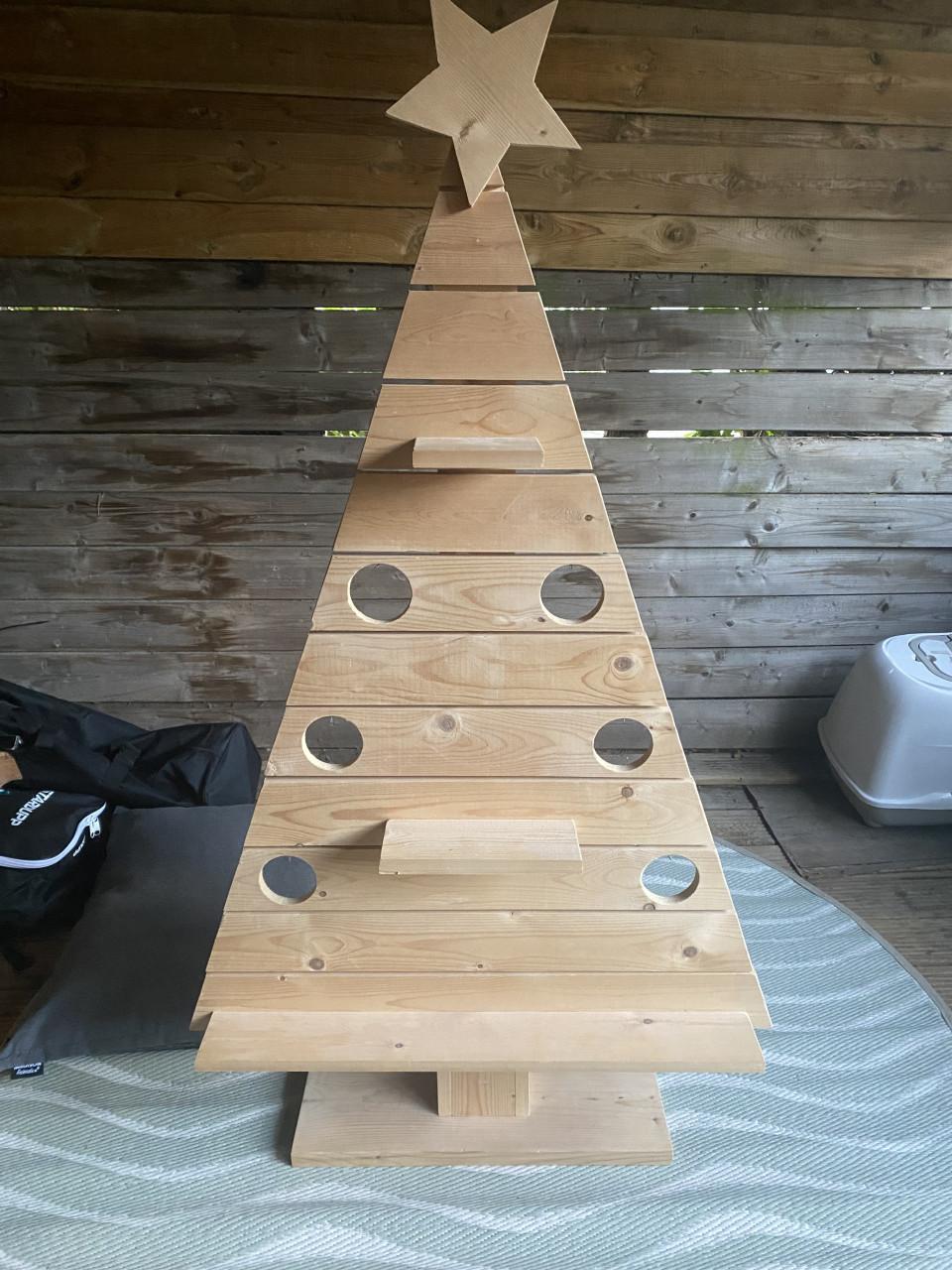 Houten kerstboom en paasei hand gemaakt
