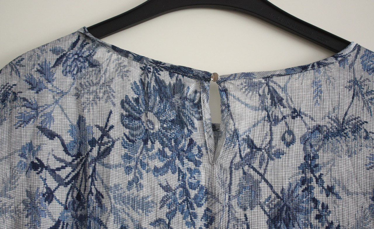 Shirt met blauw wit print  maat 44