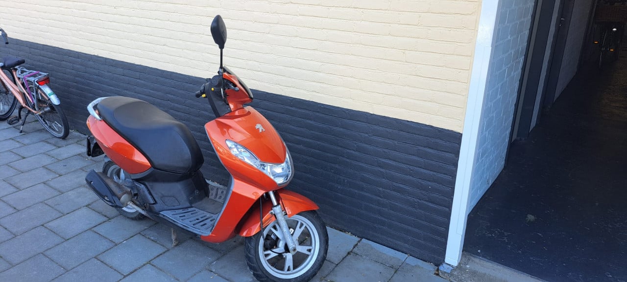Scooter, peugeot kisbee (50cc geel kenteken)
