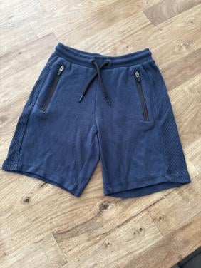 Korte broek maat 134.