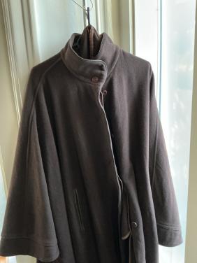 Wollen cape met sjaal en echte zakken .