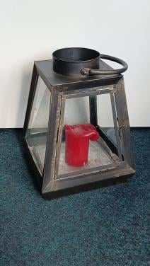 Koopje: Lantaarn/ windlicht van ijzer en glas. Mooi voor de donkere dagen.