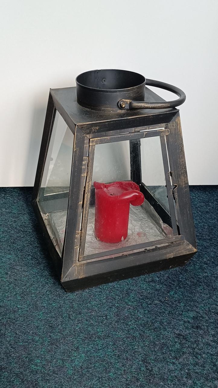 Koopje: Lantaarn/ windlicht van ijzer en glas. Mooi voor de donkere dagen.