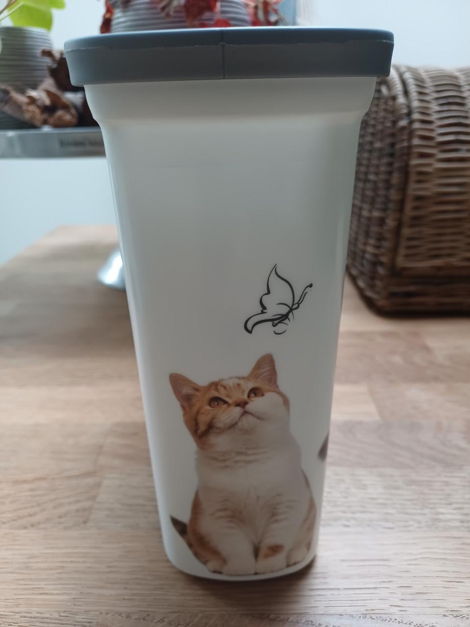 Praktische Curver voerton voor kattenbrokjes (2 liter)