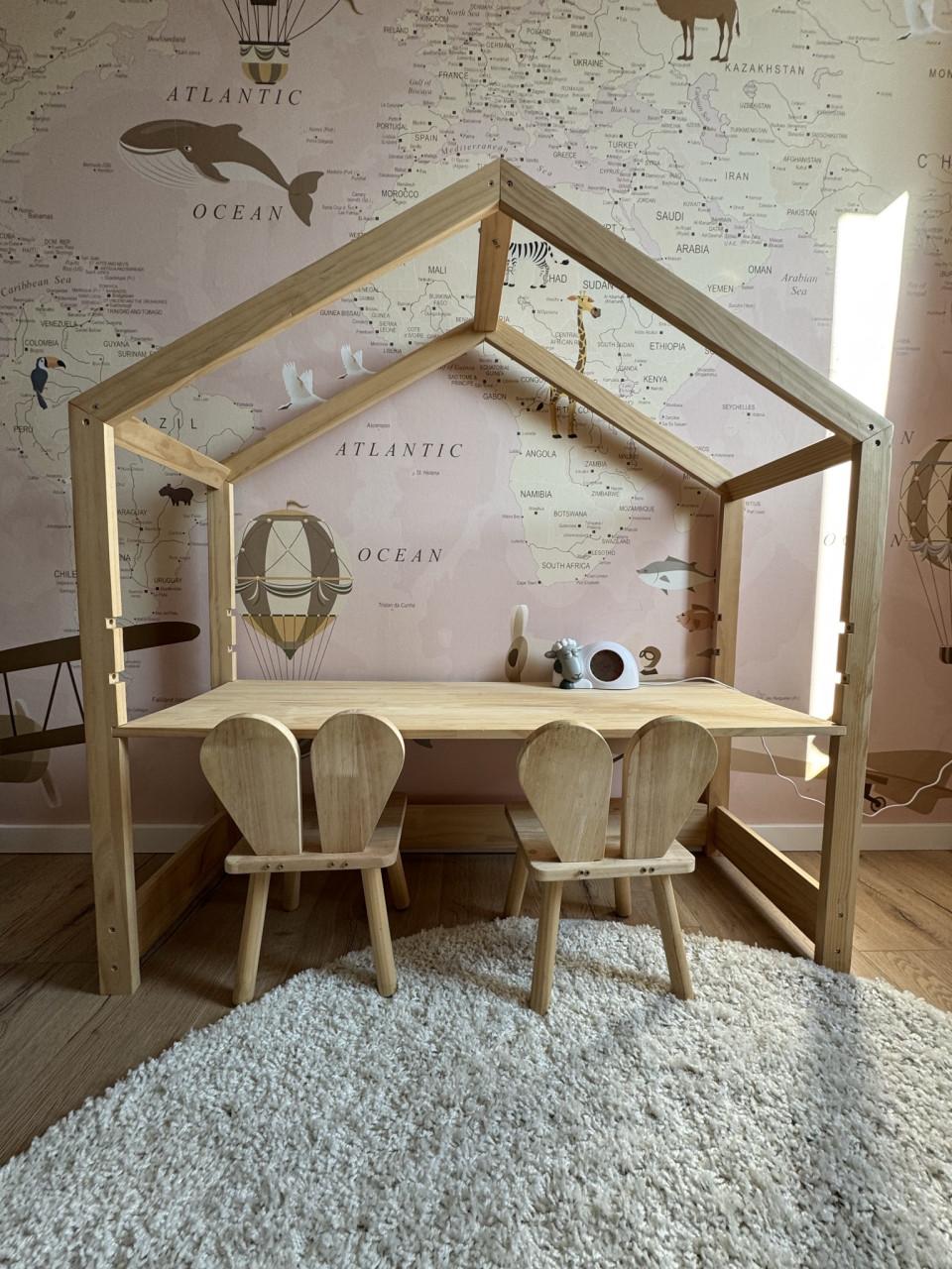 Kindertafel/bureautje + 2 stoeltjes
