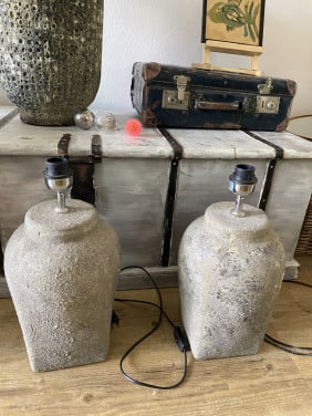 2 betonnen lampen voeten