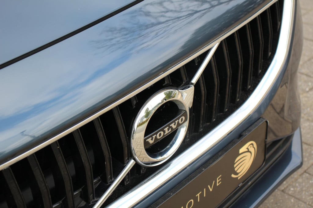 Volvo V40 2.0 t2 momentum - navi - cruise - grootlicht ass - led - pdc - st