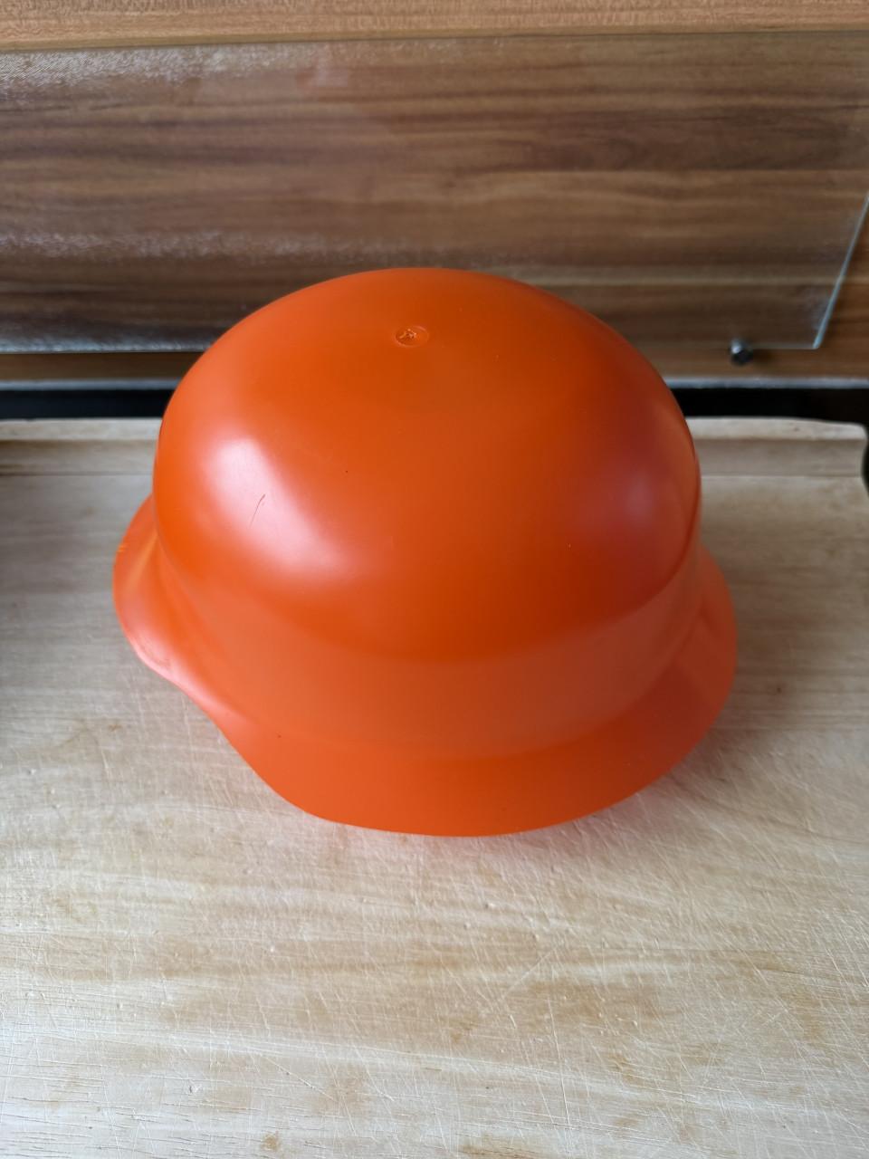 Oranje duitse helm Voetbal KNVB Oranjefeest WK versiering