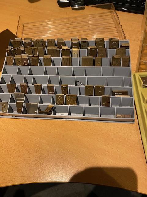 In goede staat Gravograph met messing letterbakken  blok letters en schuine