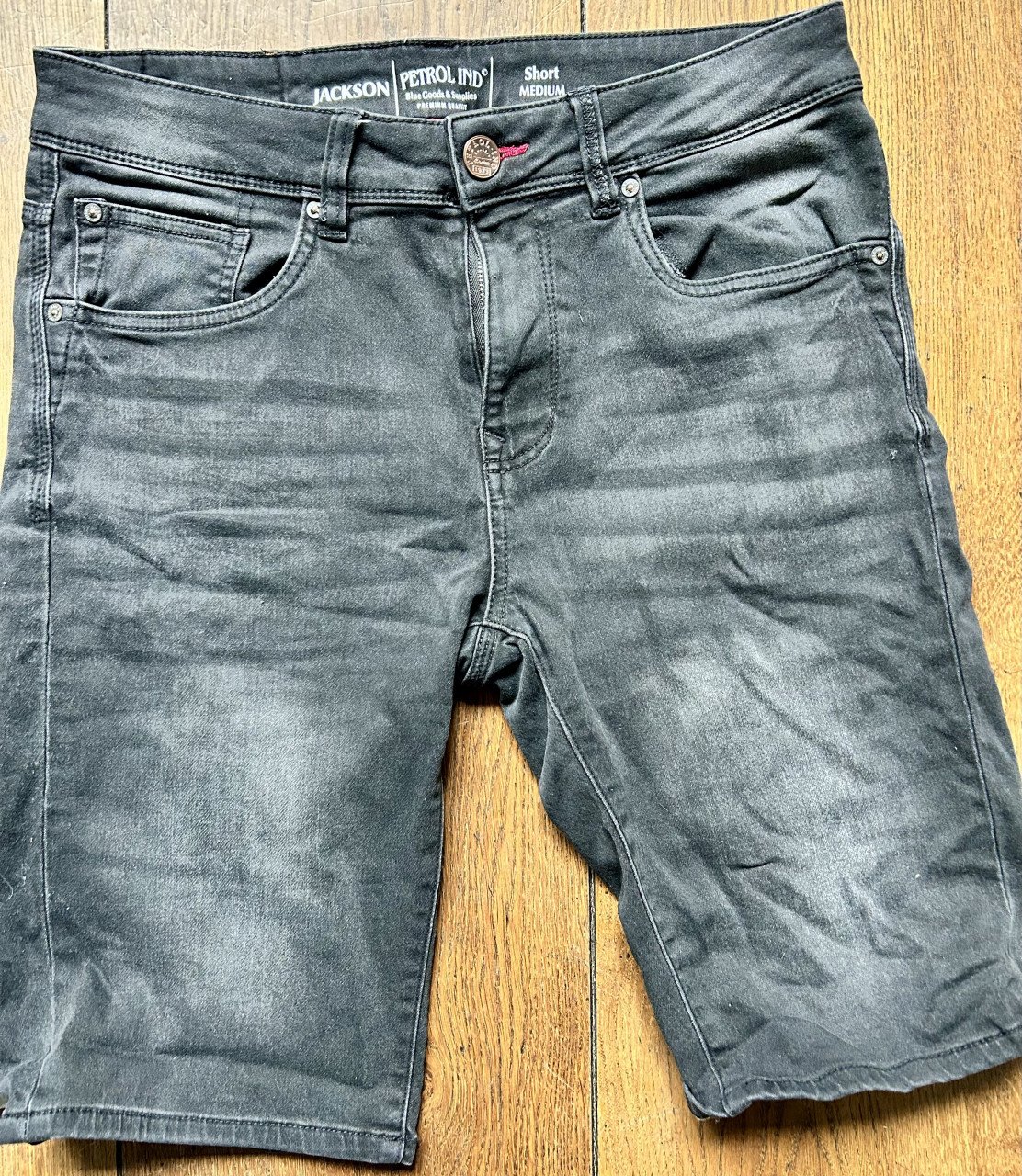Twee shorts/korte spijkerbroeken maat M