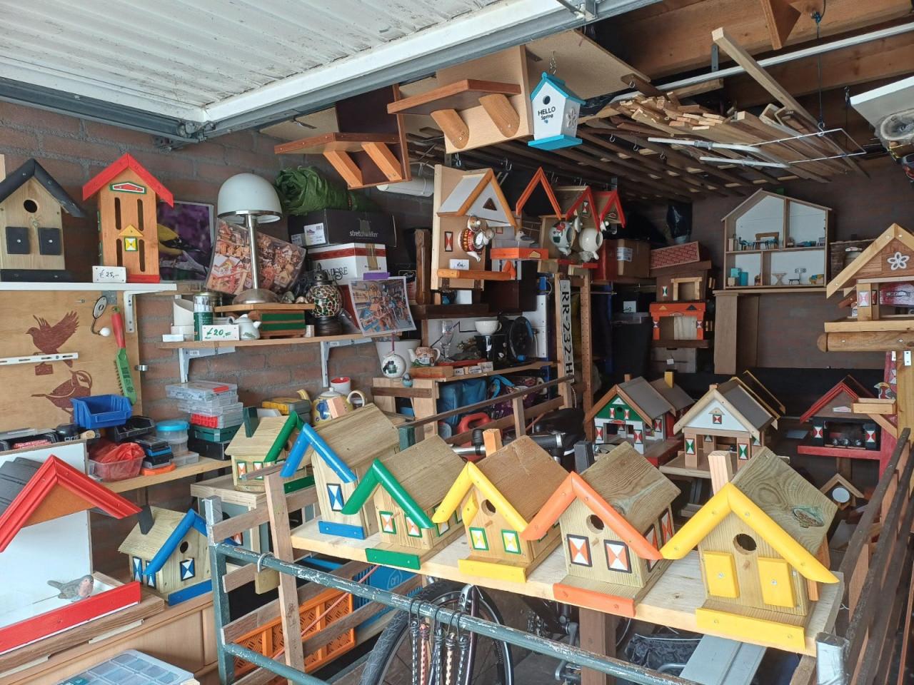 Maya de Bij met ronddraaiende Vleugels  en Allerhande Vogelhuisjes  te Koop