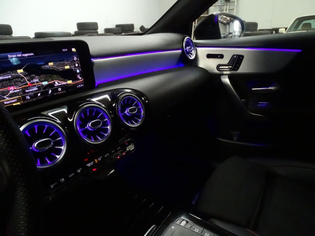 Mercedes-Benz A-Klasse 180 business solution amg | pano | led | el trekhaak