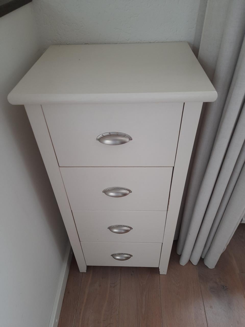 Kastje met 4 lades